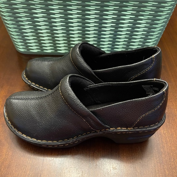 NWOT Magellan Outdoors Liesel Black Leather Slip-on Clogs - Picture 3 of 7